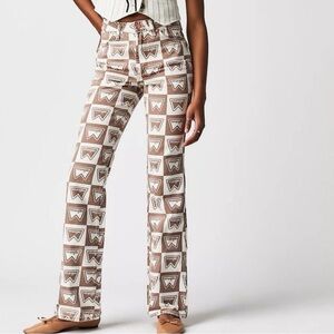 28/34 new Wrangler print jeans.